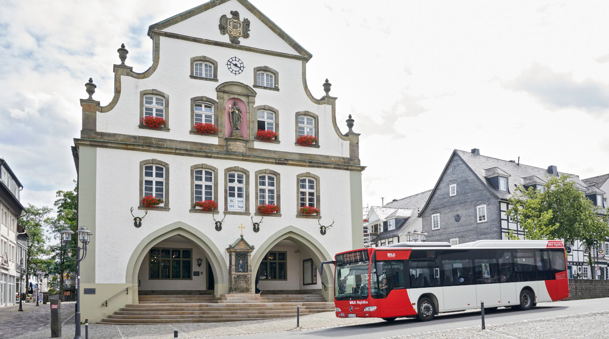 Bus vorm Rathaus