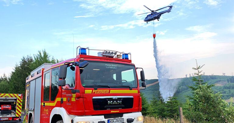 Waldbranduebung der Feuerwehr Brilon in Brilon Wald