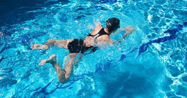 Schwimmen staerkt den Ruecken wenn die Technik stimmt 1