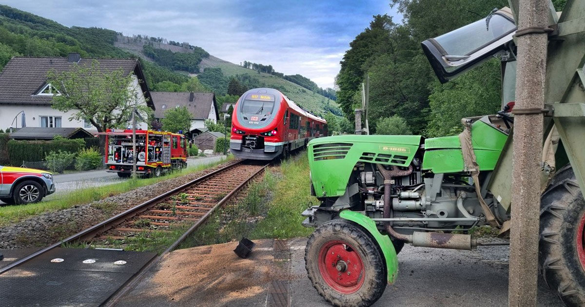Olsberg: Traktor von Zug erfasst