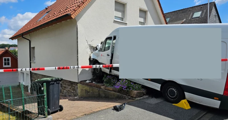 Feuerwehr Arnsberg: Transporter fährt in Wohngebäude